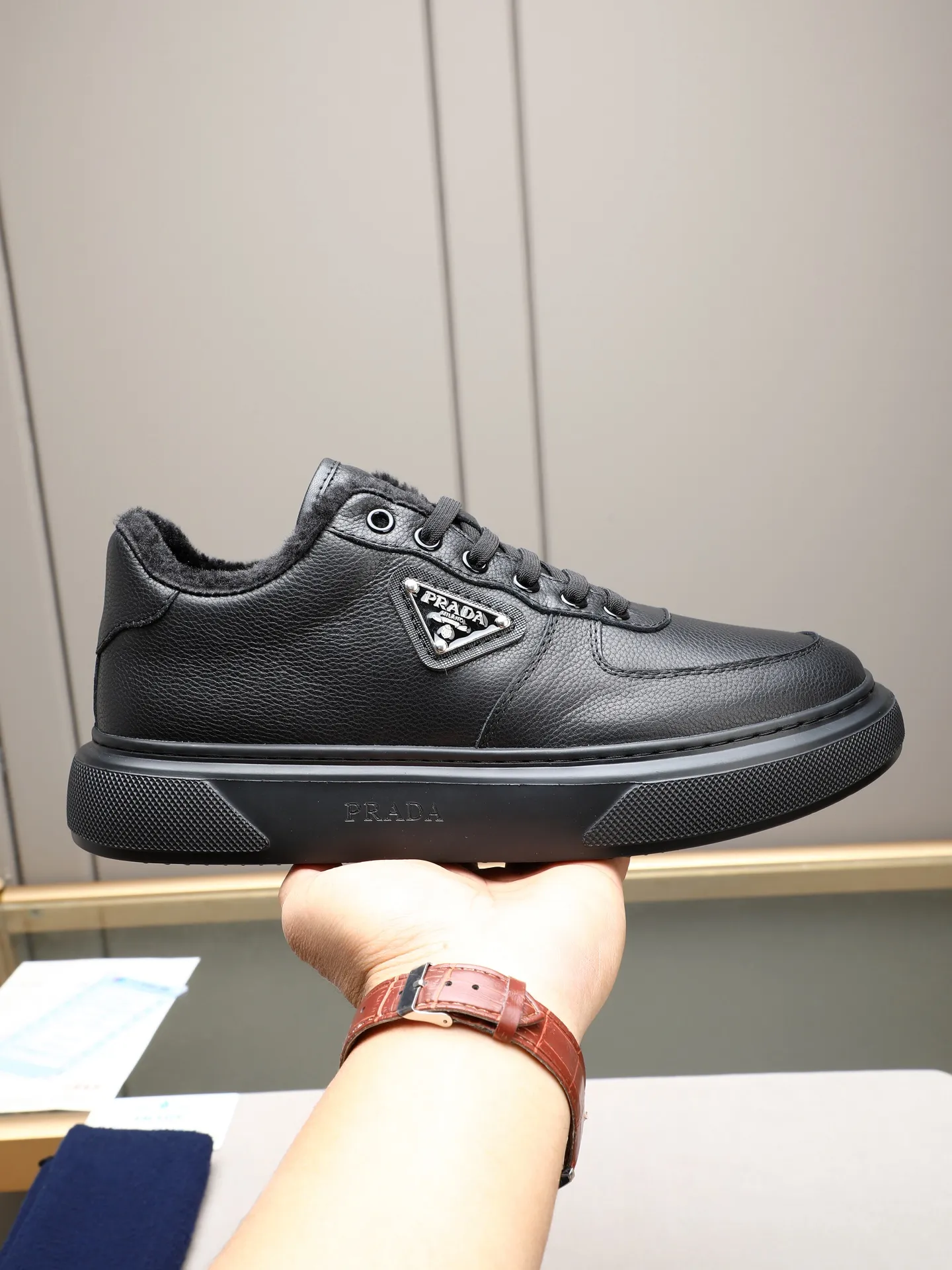 PP460 Prada/Prada men's new casual shoes, this upper is made of imported calfskin + velvet lining! The outside is decorated with the P family's classic metal triangle enamel logo, and the outsole is made of non-slip sports foam ultra-light outsole, which feels good on the feet and is a fashionable and fashionable item! Two colors to choose from!  Size: 38-44 (45 customized)